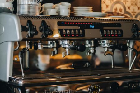 Яке обладнання потрібно для кавʼярні: рекомендації від Escobar Coffee roasters